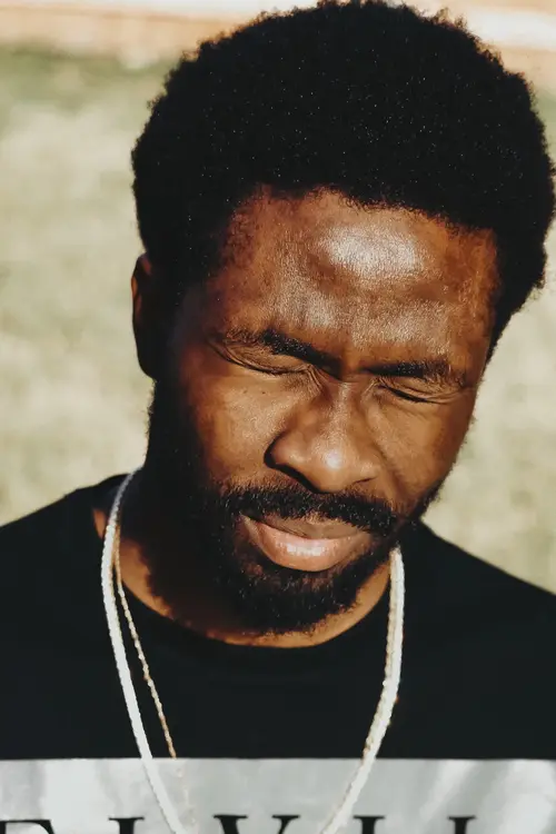 Portrait de Ade Tunji fermant les yeux 